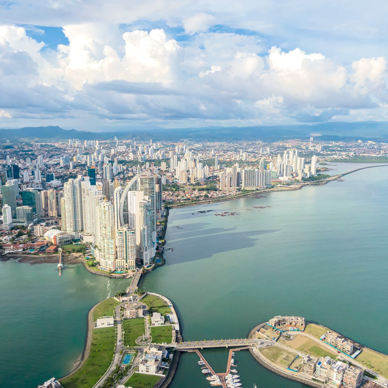 Skyline van Panama City vanaf de Cinta Costera